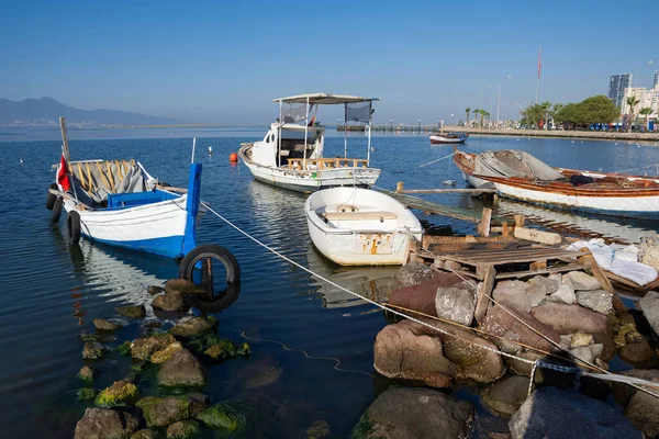 Zmir Sahilinde Tekne Fotoğrafları Balıkçı Barınağı — Stok fotoğraf