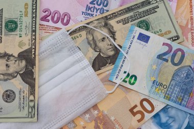20 Ağustos. İzmir hindisi. Tıbbi maskelerin ve çeşitli ülke paralarının fotoğrafları. editoryal fotoğrafçılık.