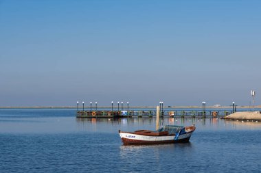20 Ağustos. İzmir hindisi. İzmir kıyıları ve balıkçı tekneleri. editoryal fotoğrafçılık.