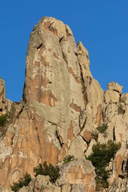 Çeşitli büyük kayaların ve mavi gökyüzünün fotoğrafı.