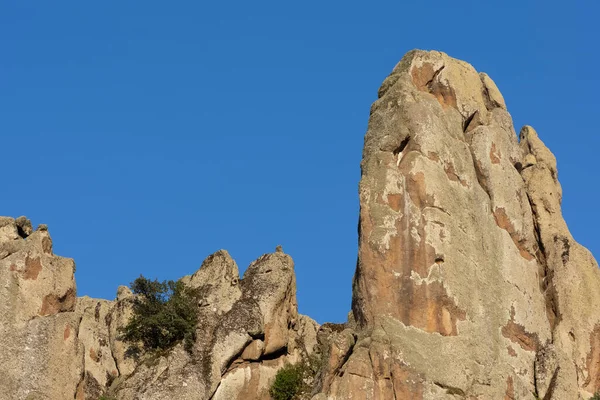 Çeşitli büyük kayaların ve mavi gökyüzünün fotoğrafı.