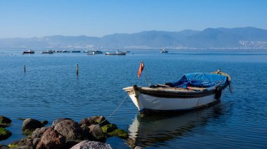 Balıkçı tekneleri Plajlar ve mavi deniz. arkaplan fotoğrafları.