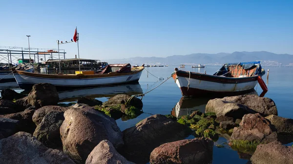 Рыболовные Суда Пляжи Синее Море Фоновые Фотографии — стоковое фото