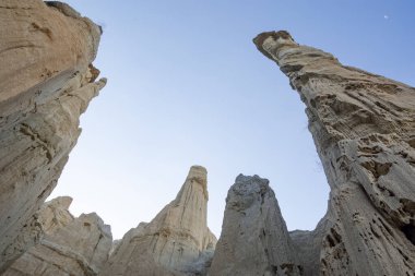 Jeolojik oluşumlar ve sönmüş volkanların fotoğrafları. manzara resimleri.
