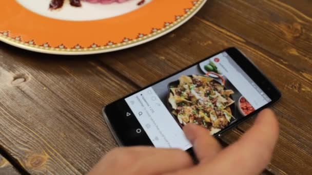 Öğle yemeği sırasında Instagram sayfasını izle. — Stok video