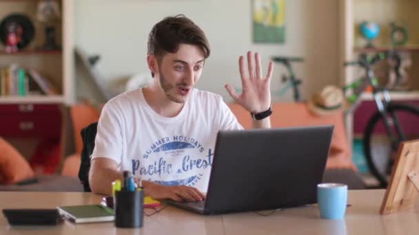 스카이프로 노트북으로 얘기하고 있는 남자 — 비디오