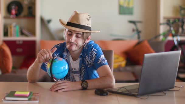 Il tizio con il cappello guarda il globo — Video Stock