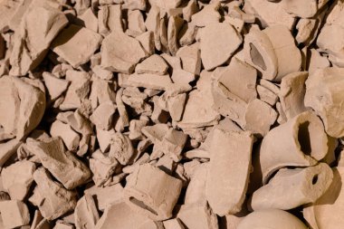 Kırık kırmızı çömlek