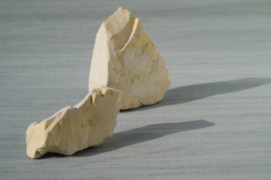 Cyan arka planda parçalanmış beyaz kil. Kapatın. Ural gıda çamuru. Kimse yok.