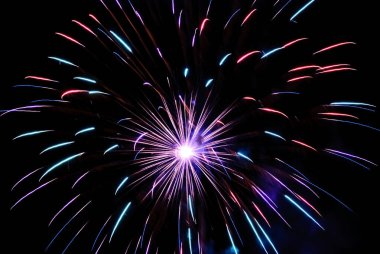 Gece gökyüzüne karşı ışıldayan havai fişekler. Kutlama için soyut arka plan Mutlu Noeller, doğum günleri, Zafer Günü, bağımsızlık, tatiller, kutlama, parti, festival, yeni yıl konsepti