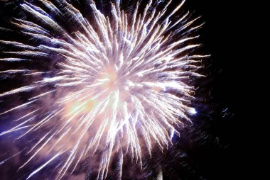 Gece gökyüzüne karşı ışıldayan havai fişekler. Kutlama için soyut arka plan Mutlu Noeller, doğum günleri, Zafer Günü, bağımsızlık, tatiller, kutlama, parti, festival, yeni yıl konsepti