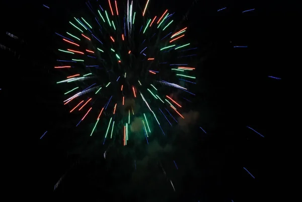 Sprankelend Vuurwerk Tegen Nachtelijke Hemel Abstracte Achtergrond Voor Viering Vrolijk — Stockfoto
