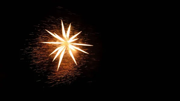 밤하늘을 배경으로 불꽃놀이가 펼쳐져 있습니다 크리스마스 승리의 독립기념일 컨셉트를 추상적 — 스톡 사진