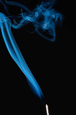 Siyah arkaplanda mavi duman tütsüsü