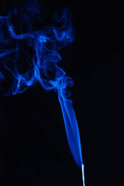 Siyah arkaplanda mavi duman tütsüsü