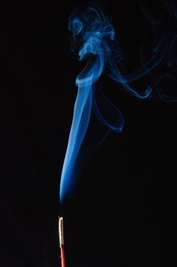 Siyah arkaplanda mavi duman tütsüsü