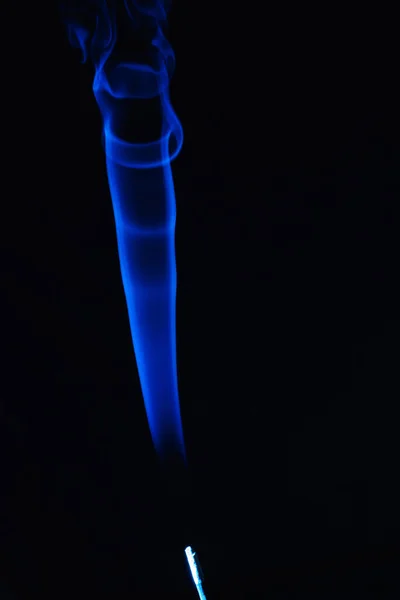 Bâton Encens Fumée Bleue Sur Fond Noir — Photo