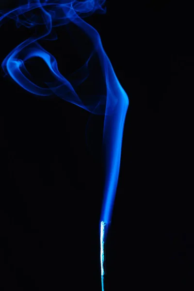 Azul Fumaça Incenso Vara Fundo Preto — Fotografia de Stock