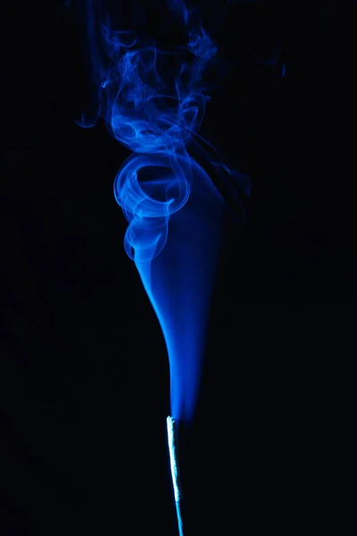 Azul Fumaça Incenso Vara Fundo Preto — Fotografia de Stock