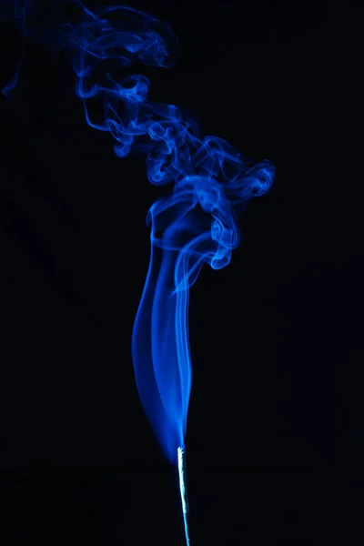 Modrý Kouř Kadidlo Hůl Černém Pozadí — Stock fotografie