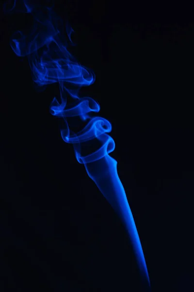 Bastone Incenso Blu Fumo Sfondo Nero — Foto Stock