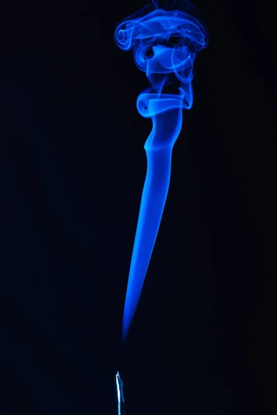 Μπλε Θυμίαμα Καπνού Ραβδί Μαύρο Φόντο — Φωτογραφία Αρχείου