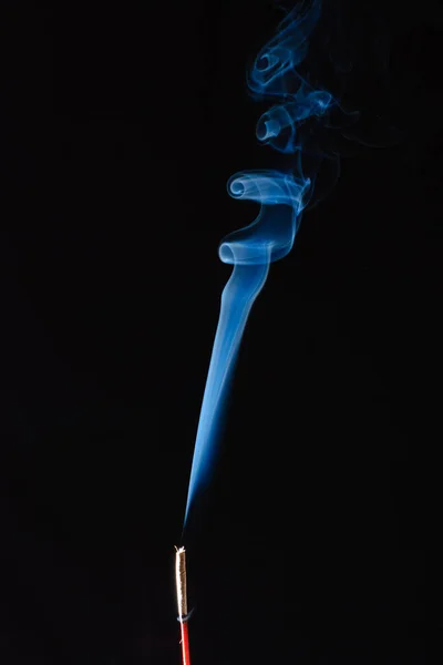 Azul Fumaça Incenso Vara Fundo Preto — Fotografia de Stock