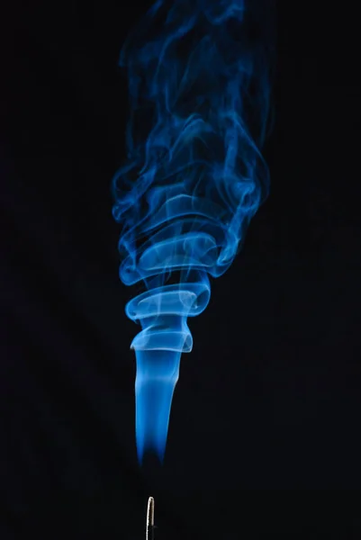 Azul Fumaça Incenso Vara Fundo Preto — Fotografia de Stock