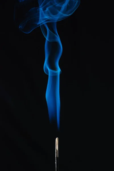 Azul Fumaça Incenso Vara Fundo Preto — Fotografia de Stock