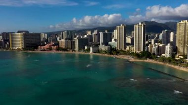 Hawaii sahil manzaralı Waikiki otelleri boyunca hareket eden hava görüntüleri..