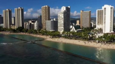 Waikiki, Hawaii 'deki sahil boyunca hareket eden hava görüntüleri..