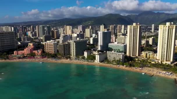 Vista panorámica aérea en movimiento del horizonte de Waikiki y Honolulu — Vídeos de Stock