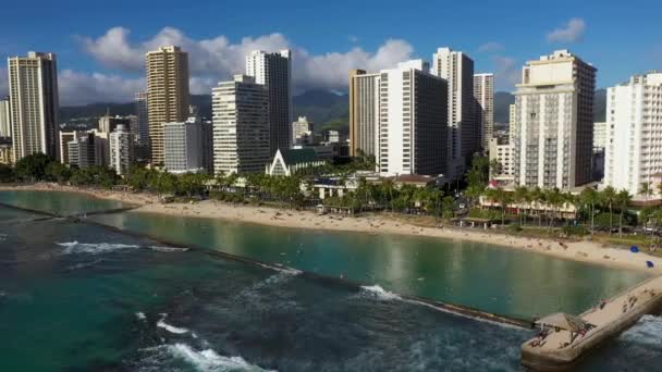 Bakåt Flytta antenn skott, Utsikt från Waikiki Beach Hawaii. — Stockvideo