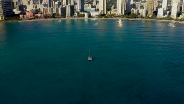 Spectaculaire luchtfoto van zeilboot offshore van Waikiki strand in Hawaii. — Stockvideo