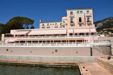 Fransa, Fransız Rivierası, Beaulieu sur Mer, Rezerv en seçici müşterilere hizmet veren 5 yıldızlı lüks bir oteldir. Gurme restoranı olağanüstü ve unutulmaz bir yemek öneriyor..