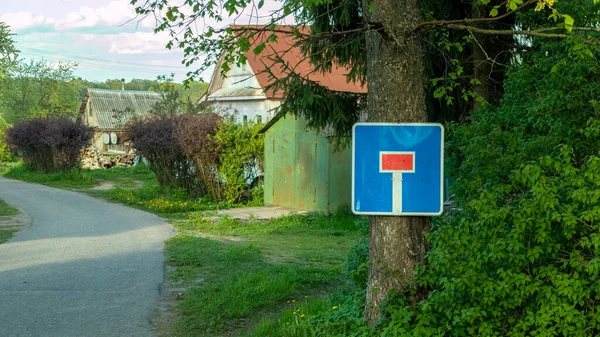 Ein Sackgassen Verkehrsschild Wird Einem Baum Fußweg Befestigt — Stockfoto