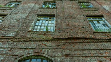 Parmaklıkları olan terk edilmiş bir hastanenin panoramik kırıkları