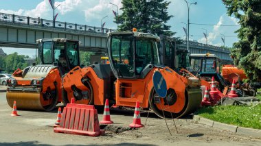 Kaldırımın kenarına park edilmiş birkaç asfalt pisti var.