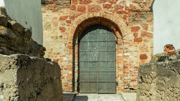Iron double-leaf gates in the medieval style — Stock Photo, Image