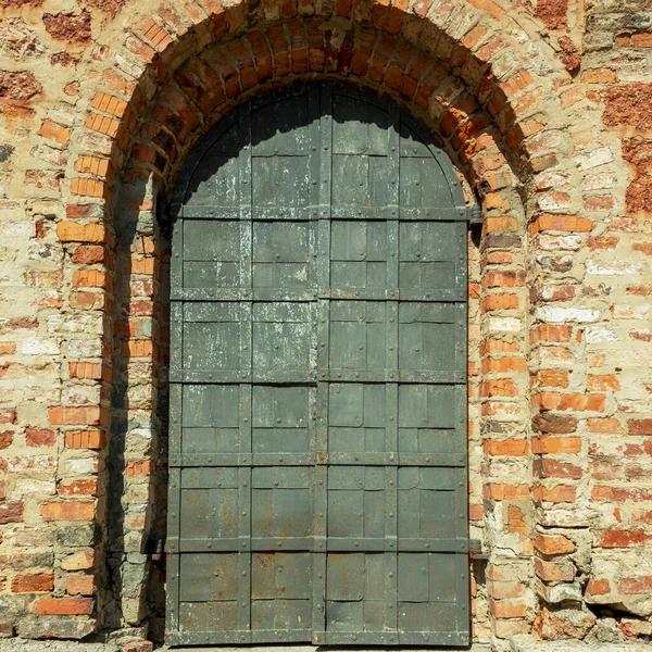 Залізні дволистяні ворота в середньовічному стилі — стокове фото
