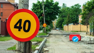 Yol işaretleri onarımların devam ettiğini bildiriyor
