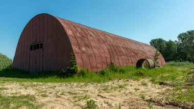 Ekipmanlar için terk edilmiş eski bir demir hangar.