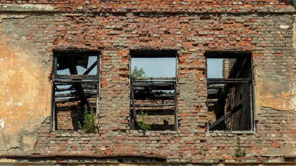 Wybite Okna Opuszczonego Budynku Kratami Oknach — Zdjęcie stockowe