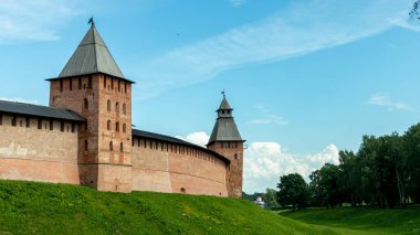 Kuşatma kuleleri olan kalenin yüksek tuğlalı duvarı.