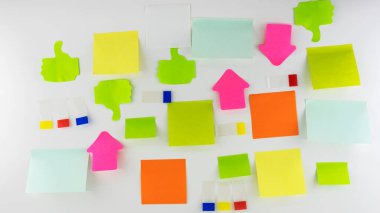 Beyaz arkaplandaki çok renkli kağıt çıkartmaları izole eder