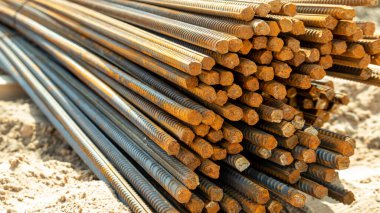 İnşaat alanındaki paslı demir çubuklar.