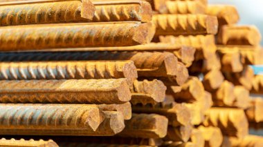 İnşaat alanındaki paslı demir çubuklar.