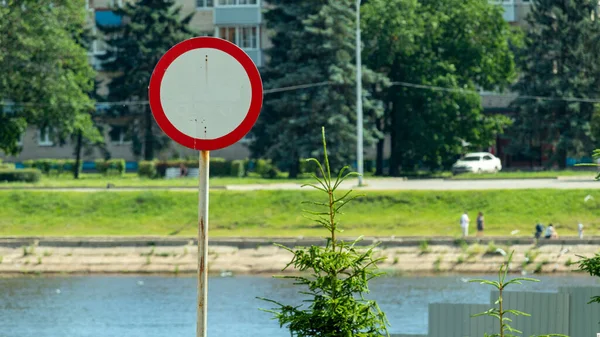 Οδική Σήμανση Κυκλοφορίας Απαγορεύεται Φόντο Τον Ποταμό — Φωτογραφία Αρχείου