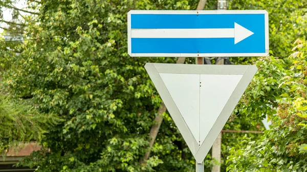 Schwarz Weißes Verkehrsschild Vorfahrt Gewähren Und Pfeil Mit Bewegungsrichtung — Stockfoto