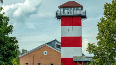 Kırmızı ve beyaza boyanmış modern bir deniz feneri.